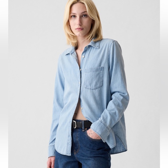 GAP Tops - GAP chambray button down perfect shirt